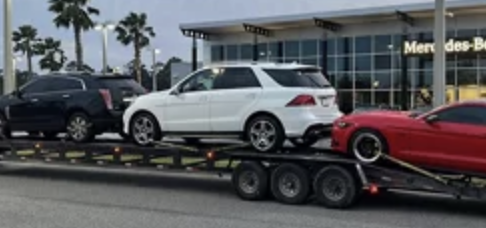 Conjunto de la flota cargado en concesionario Mercedes-Benz