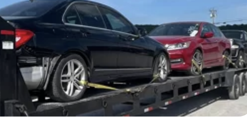 Carros amarrados en el trailer durante el viaje